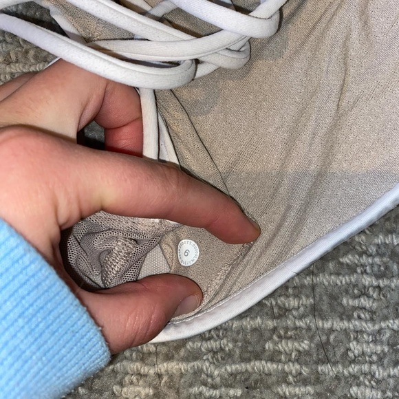 White size 6 lulu sports bra - Picture 3 of 4